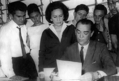 O jornalista Adirson Vasconcelos com Sarah e Juscelino Kubitschek na redação do Correio Braziliense -  (crédito: Arquivo CB/CB/D.A Press) -O jornalista Adirson Vasconcelos com Sarah e Juscelino Kubitschek na redação do Correio Braziliense -  (crédito: Arquivo CB/CB/D.A Press)