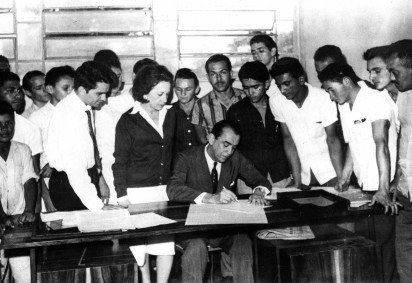 Juscelino Kubitschek em visita ao Correio, em 15/5/1964, concede autógrafos aos colaboradores do jornal -  (crédito: Arquivo CB/CB/D.A Press) -Juscelino Kubitschek em visita ao Correio, em 15/5/1964, concede autógrafos aos colaboradores do jornal -  (crédito: Arquivo CB/CB/D.A Press)