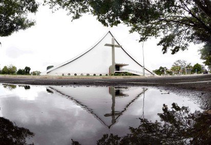 Tempo fechado na Catedral Rainha da Paz, no Eixo Monumental -  (crédito: Ed Alves/CB) -Tempo fechado na Catedral Rainha da Paz, no Eixo Monumental -  (crédito: Ed Alves/CB)