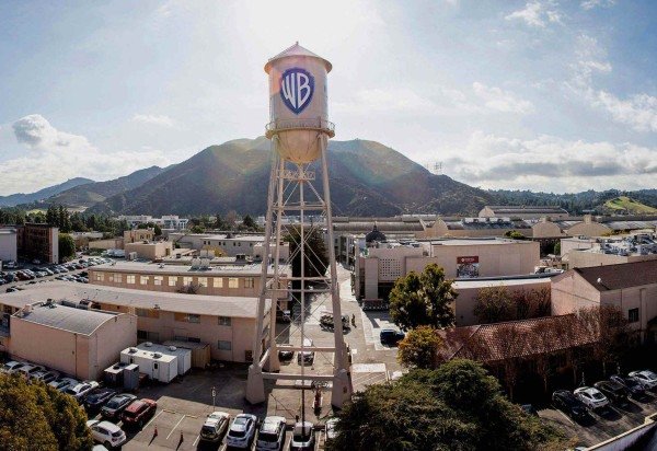 Operação envolve a aquisição dos estúdios centenários da Warner Bros., na Califórnia, nos EUA, e todo acervo cinematográfico 