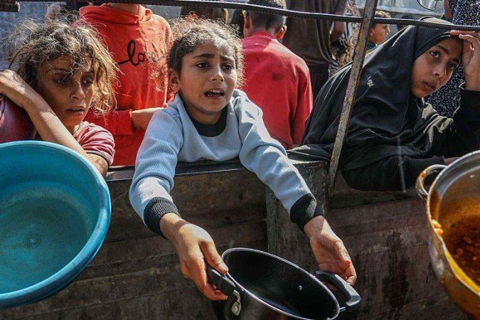 As chuvas torrenciais das últimas semanas e a chegada do frio complicaram ainda mais a vida dos palestinos em Gaza - (crédito: Abdalhkem Abu Riash/Anadolu via Getty Images) As chuvas torrenciais das últimas semanas e a chegada do frio complicaram ainda mais a vida dos palestinos em Gaza - (crédito: Abdalhkem Abu Riash/Anadolu via Getty Images)