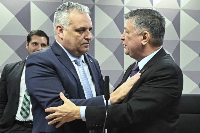 Carlos Viana (D) recebeu o apoio dos colegas da CPMI, como o relator, deputado Alfredo Gaspar - (crédito: Carlos Moura/Agência Senado) Carlos Viana (D) recebeu o apoio dos colegas da CPMI, como o relator, deputado Alfredo Gaspar - (crédito: Carlos Moura/Agência Senado)