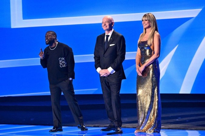 O comediante Kevin Hart (esquerda), ao lado do presidente da Fifa, Gianni Infantino (centro) e a modelo Heidi Klum       
