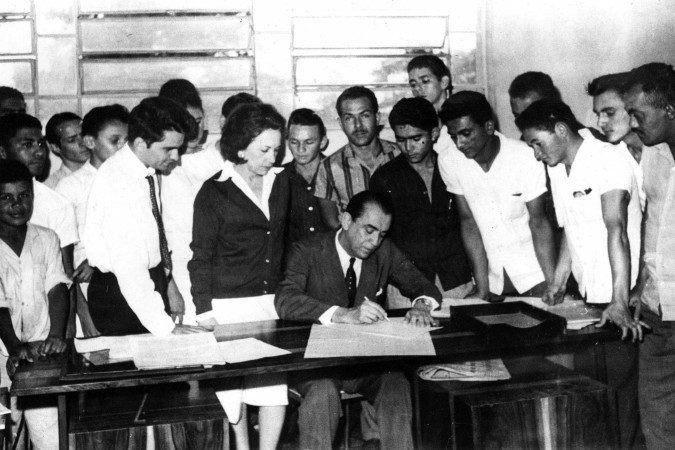 Juscelino Kubitschek em visita ao Correio, em 15/5/1964, concede autógrafos aos colaboradores do jornal - (crédito: Arquivo CB/CB/D.A Press) Juscelino Kubitschek em visita ao Correio, em 15/5/1964, concede autógrafos aos colaboradores do jornal - (crédito: Arquivo CB/CB/D.A Press)