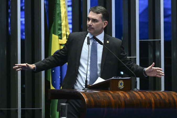 O senador Flávio Bolsonaro afirmou que recebeu o aval do pai para candidatura na terça-feira, mas somente ontem resolveu oficializar - (crédito: Carlos Moura/Agência Senado) O senador Flávio Bolsonaro afirmou que recebeu o aval do pai para candidatura na terça-feira, mas somente ontem resolveu oficializar - (crédito: Carlos Moura/Agência Senado)