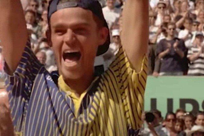 O tenista brasileiro Gustavo Kuerten, tricampeão em Roland Garros - (crédito: Youtube/ Roland Garros) O tenista brasileiro Gustavo Kuerten, tricampeão em Roland Garros - (crédito: Youtube/ Roland Garros)