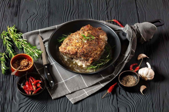Pernil assado com crosta de ervas e alho (Imagem: from my point of view | Shutterstock) - (crédito: EdiCase) Pernil assado com crosta de ervas e alho (Imagem: from my point of view | Shutterstock) - (crédito: EdiCase)