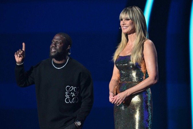 Ator americano Kevin Hart ao lado da apresentadora e modelo Heid Klum -  (crédito: AFP )