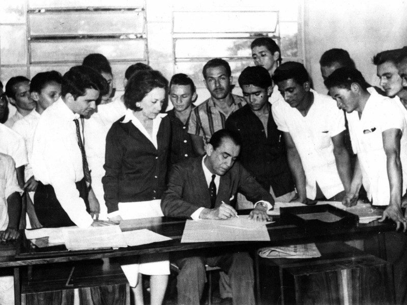 Juscelino Kubitschek em visita ao Correio, em 15/5/1964, concede autógrafos aos colaboradores do jornal -  (crédito: Arquivo CB/CB/D.A Press)