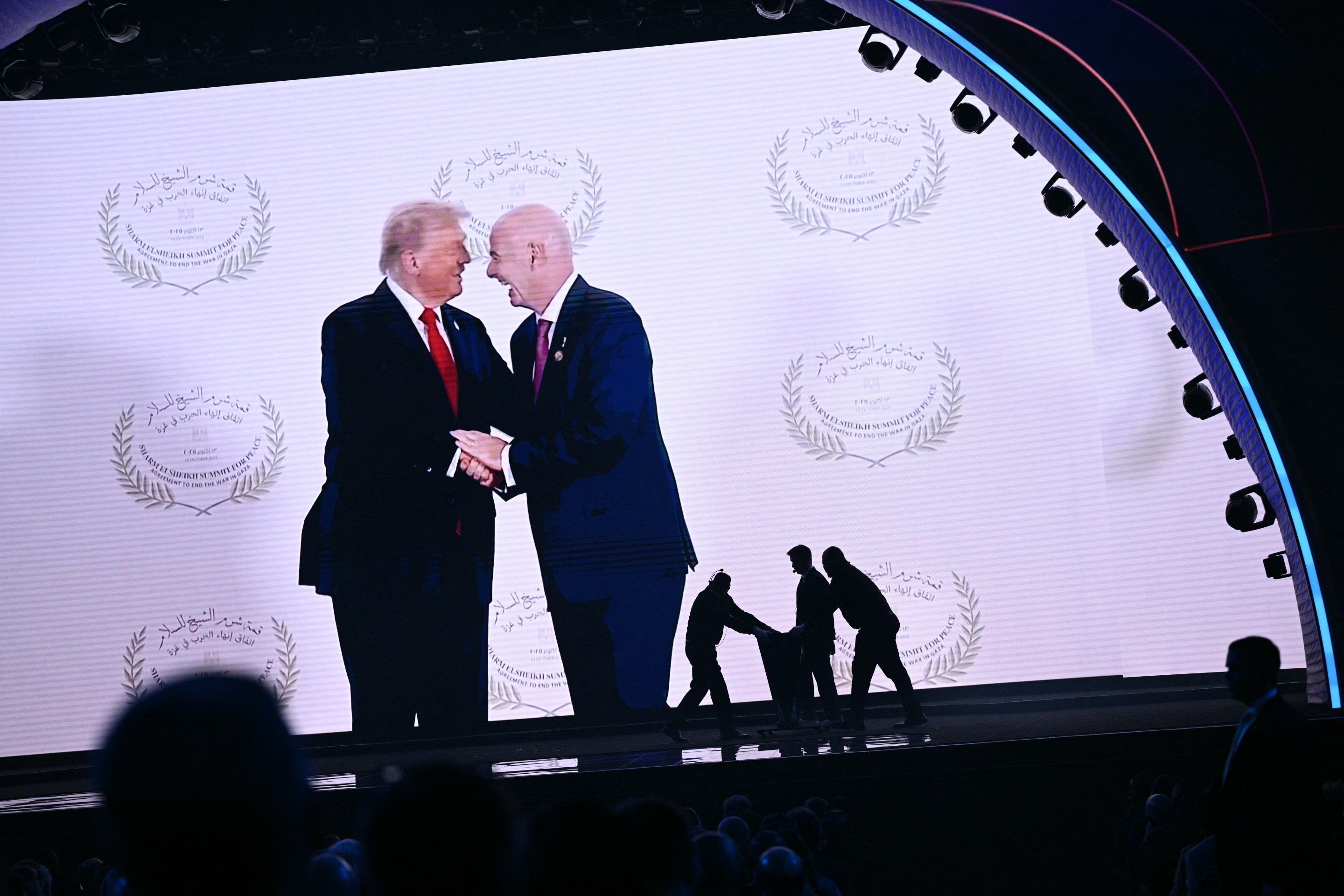 O presidente dos EUA, Donald Trump, recebe o Prêmio da Paz da FIFA do presidente italiano da FIFA, Gianni Infantino, durante o sorteio da Copa do Mundo FIFA de 2026