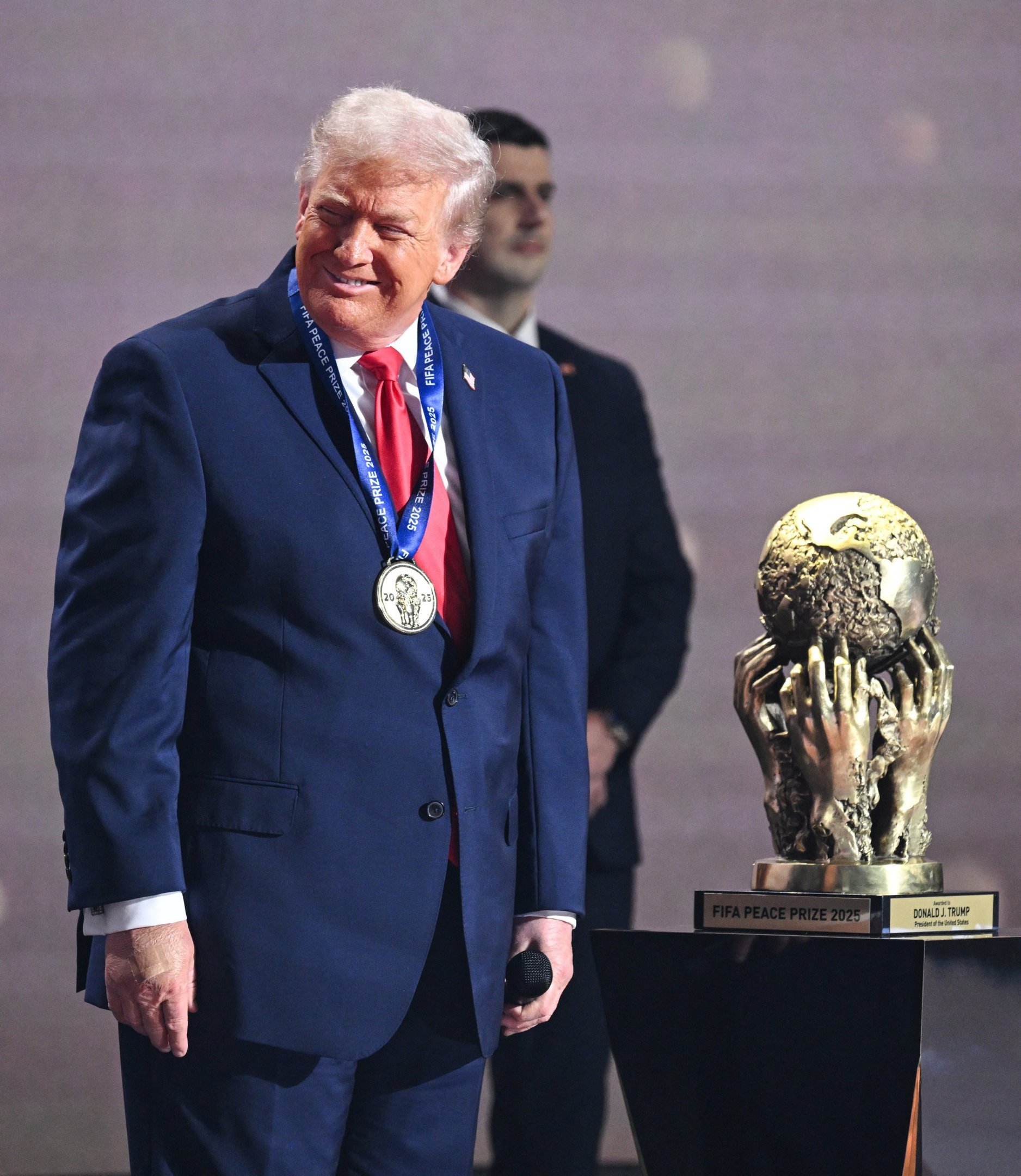  O presidente dos EUA, Donald Trump, recebe o Prêmio da Paz da FIFA do presidente italiano da FIFA, Gianni Infantino, durante o sorteio da Copa do Mundo FIFA de 2026