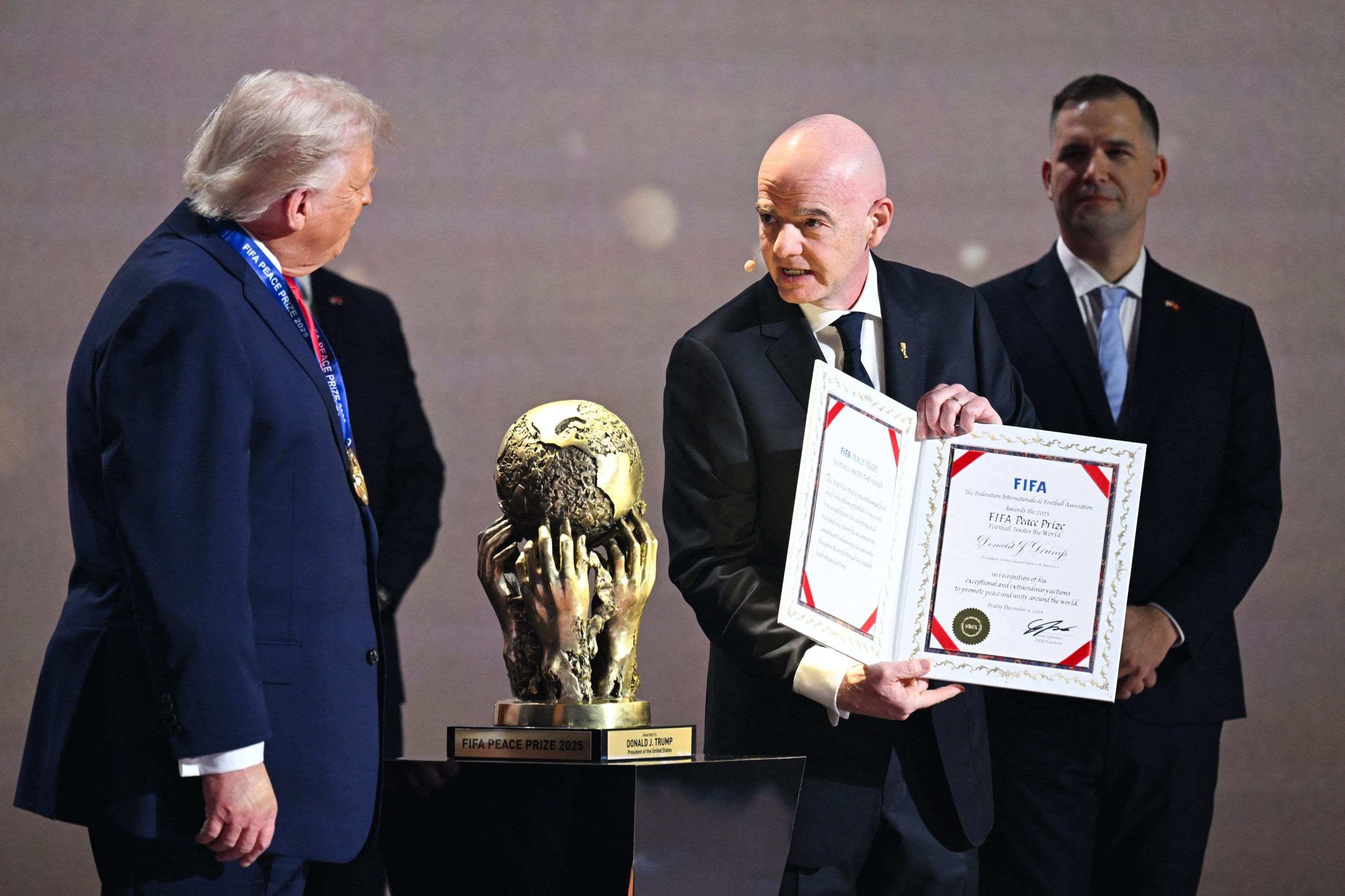  O presidente dos EUA, Donald Trump, recebe o Prêmio da Paz da FIFA do presidente italiano da FIFA, Gianni Infantino, durante o sorteio da Copa do Mundo FIFA de 2026