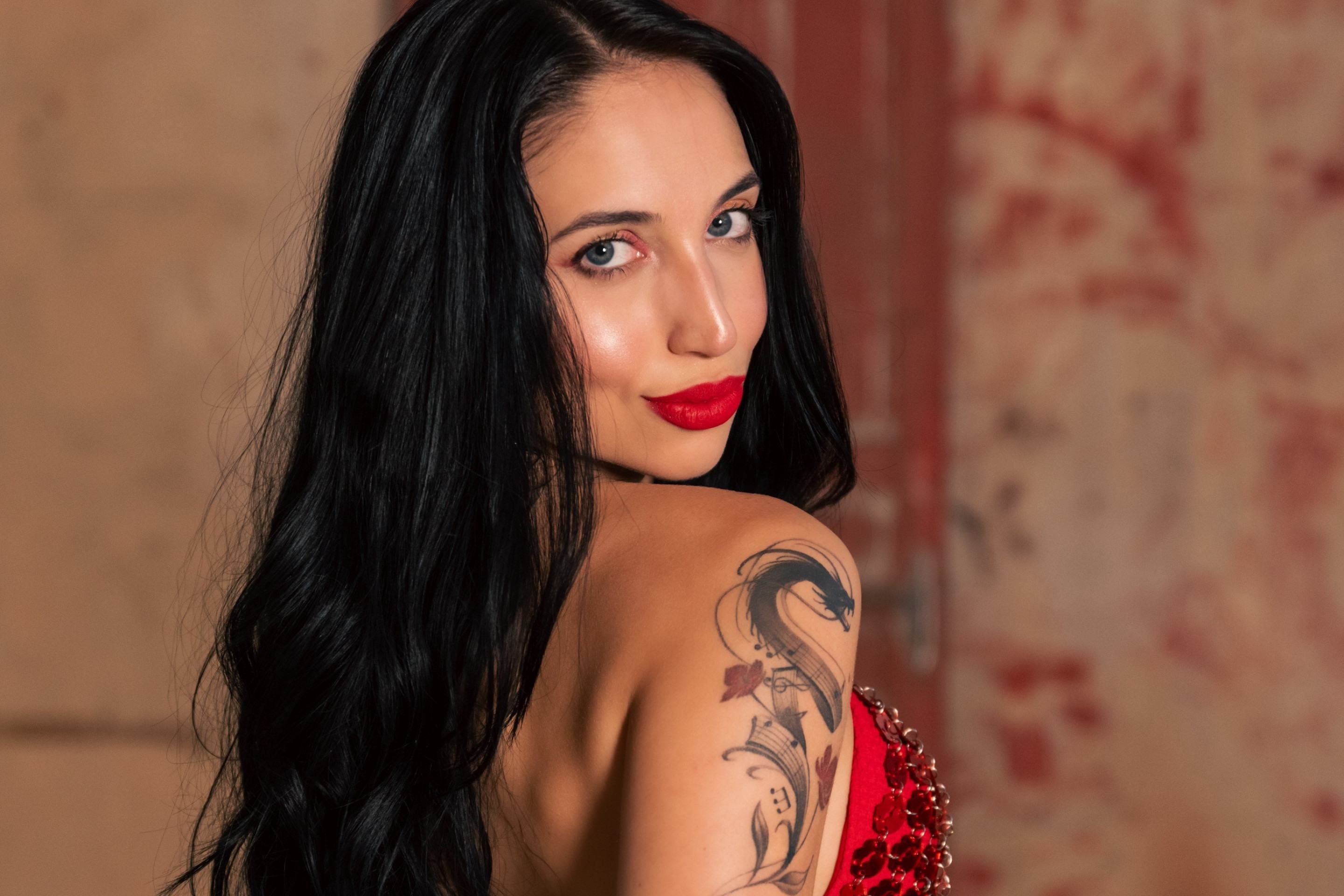 Com batida envolvente, Ana Petkovic lança música candidata ao hit do verão