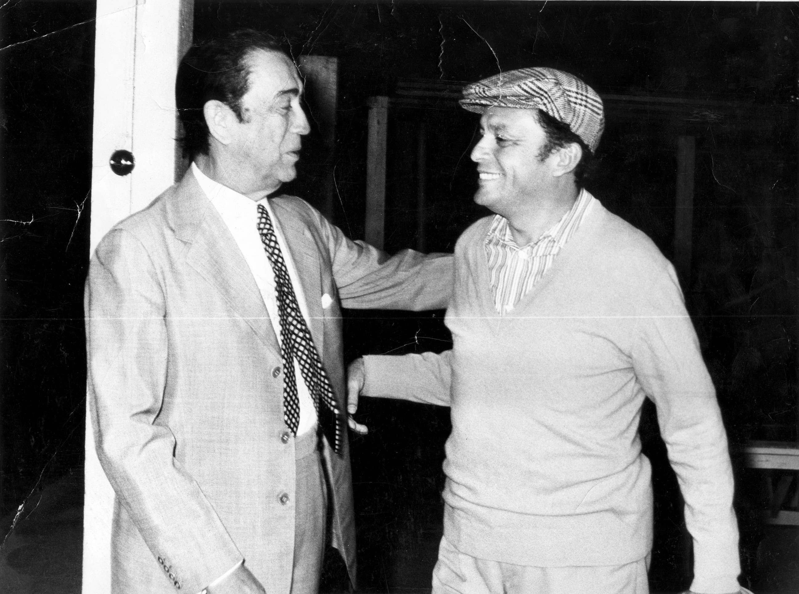 Crédito: Arquivo CB/D.A Press. Brasil. Brasília - DF. Ex-presidente da República, Juscelino Kubitschek com o editor geral do jornal Correio Braziliense, Ari Cunha, durante o 18.. aniversário do Catetinho, em 1974..CB, Pasta: KUBITSCHEK, Juscelino     