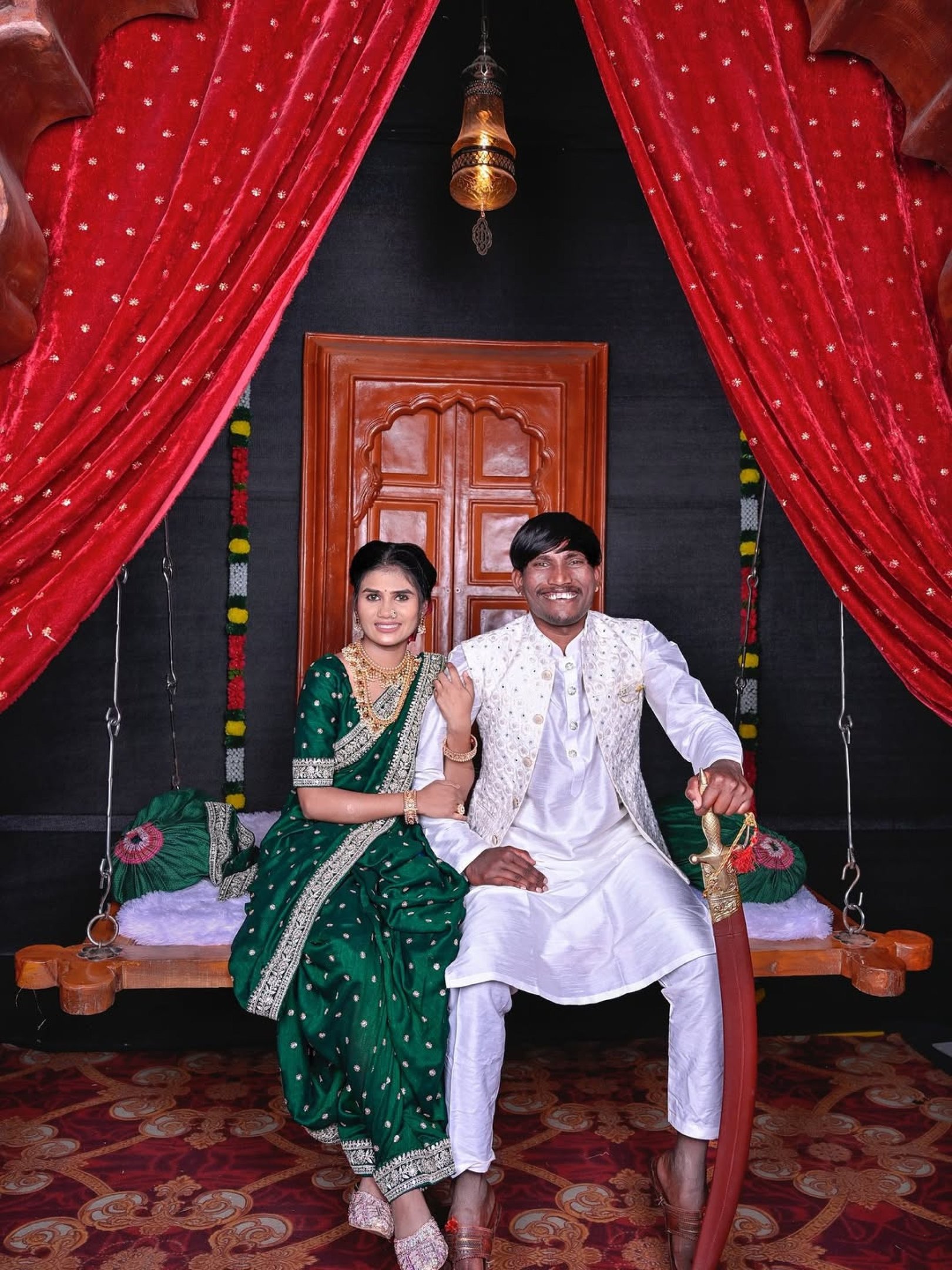 Suraj Chavan, considerado o homem mais bonito da Índia, se casa com a prima Sanjana Gophane