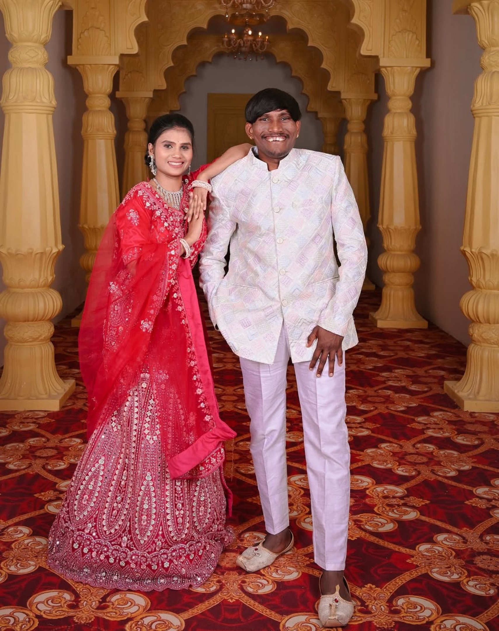 Suraj Chavan, considerado o homem mais bonito da Índia, se casa com a prima Sanjana Gophane