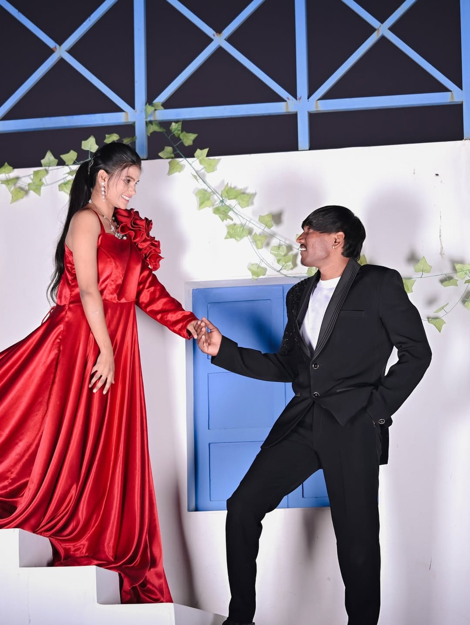 Suraj Chavan, considerado o homem mais bonito da Índia, se casa com a prima Sanjana Gophane