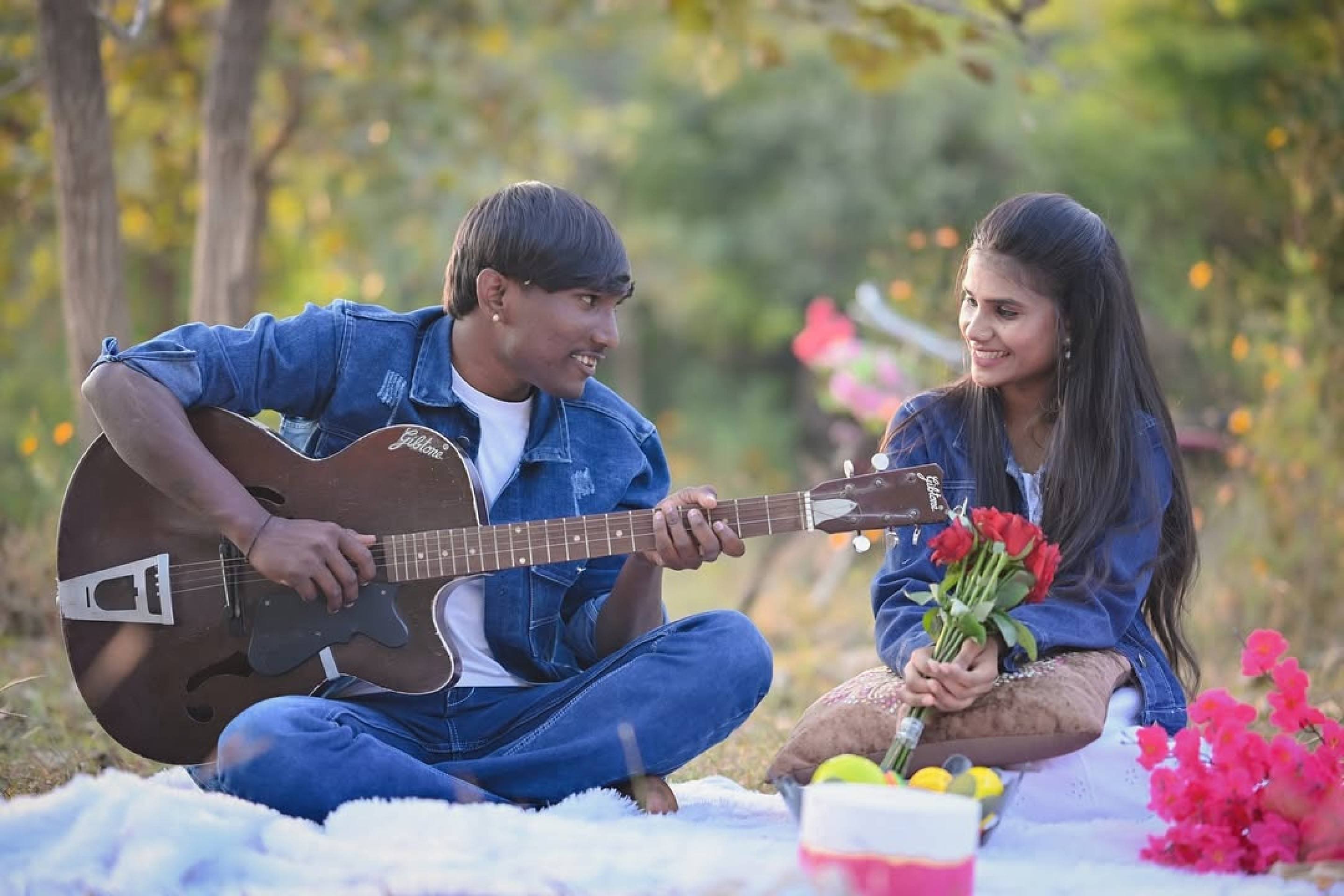 Suraj Chavan, considerado o homem mais bonito da Índia, se casa com a prima Sanjana Gophane