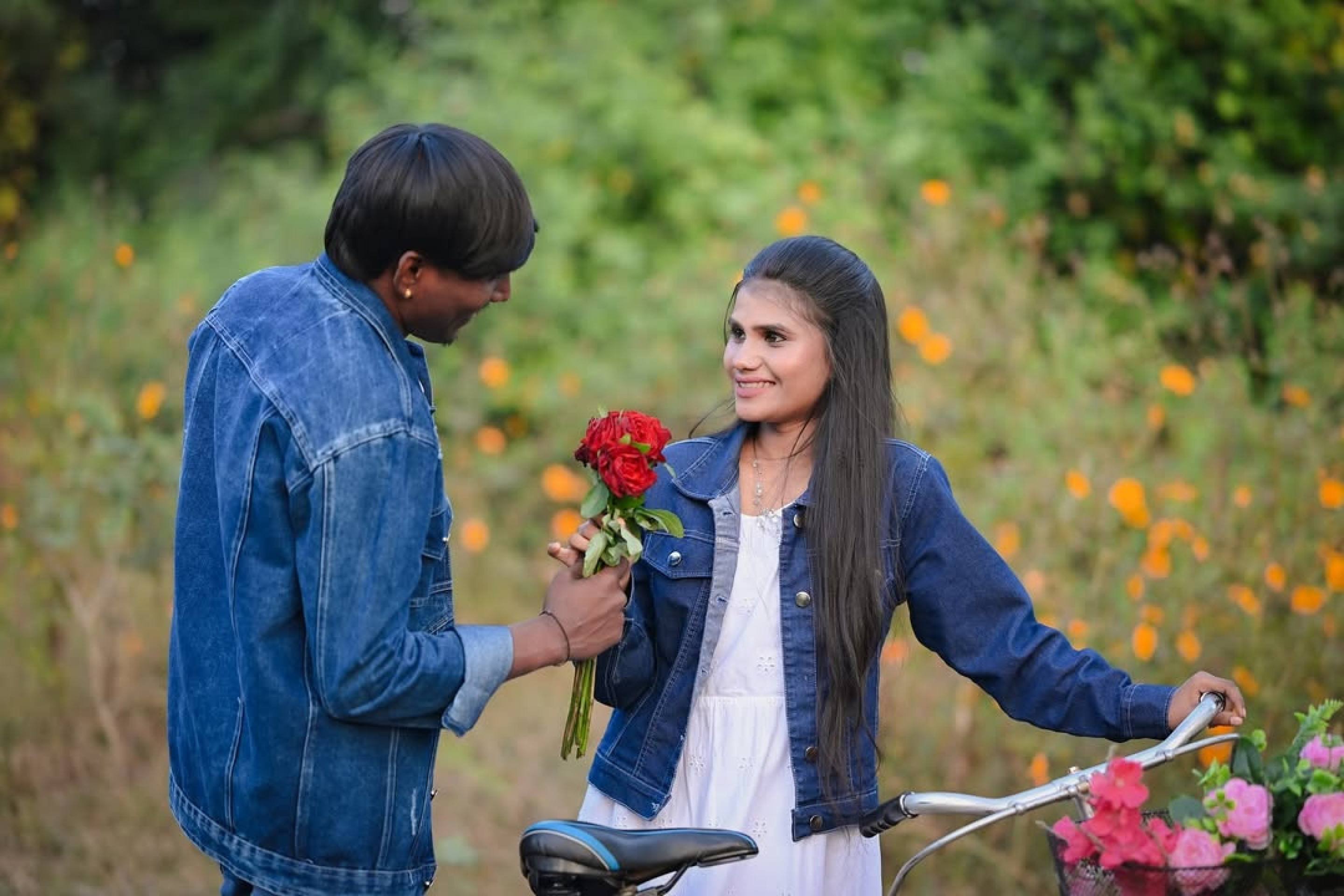 Suraj Chavan, considerado o homem mais bonito da Índia, se casa com a prima Sanjana Gophane