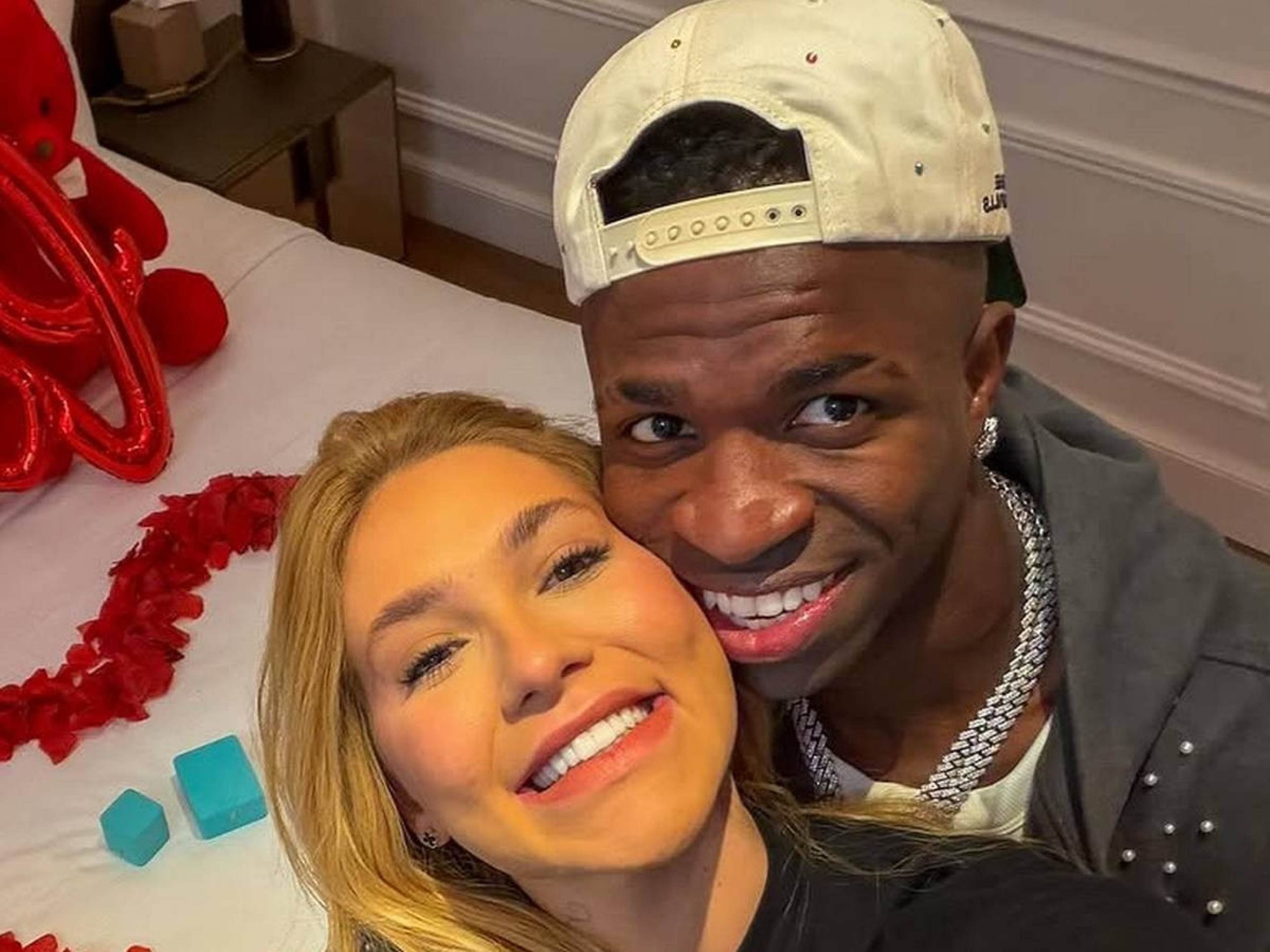 Através dos Stories do Instagram, a influenciadora digital recriou o hábito que aprendeu com o jogador de futebol em sua mansão em Goiânia, no Goiás, onde mora com os filhos, Maria Alice, de 4 anos, Maria Flor, de 3, e José Leonardo, de 1 -  (crédito: Observatorio dos Famosos)