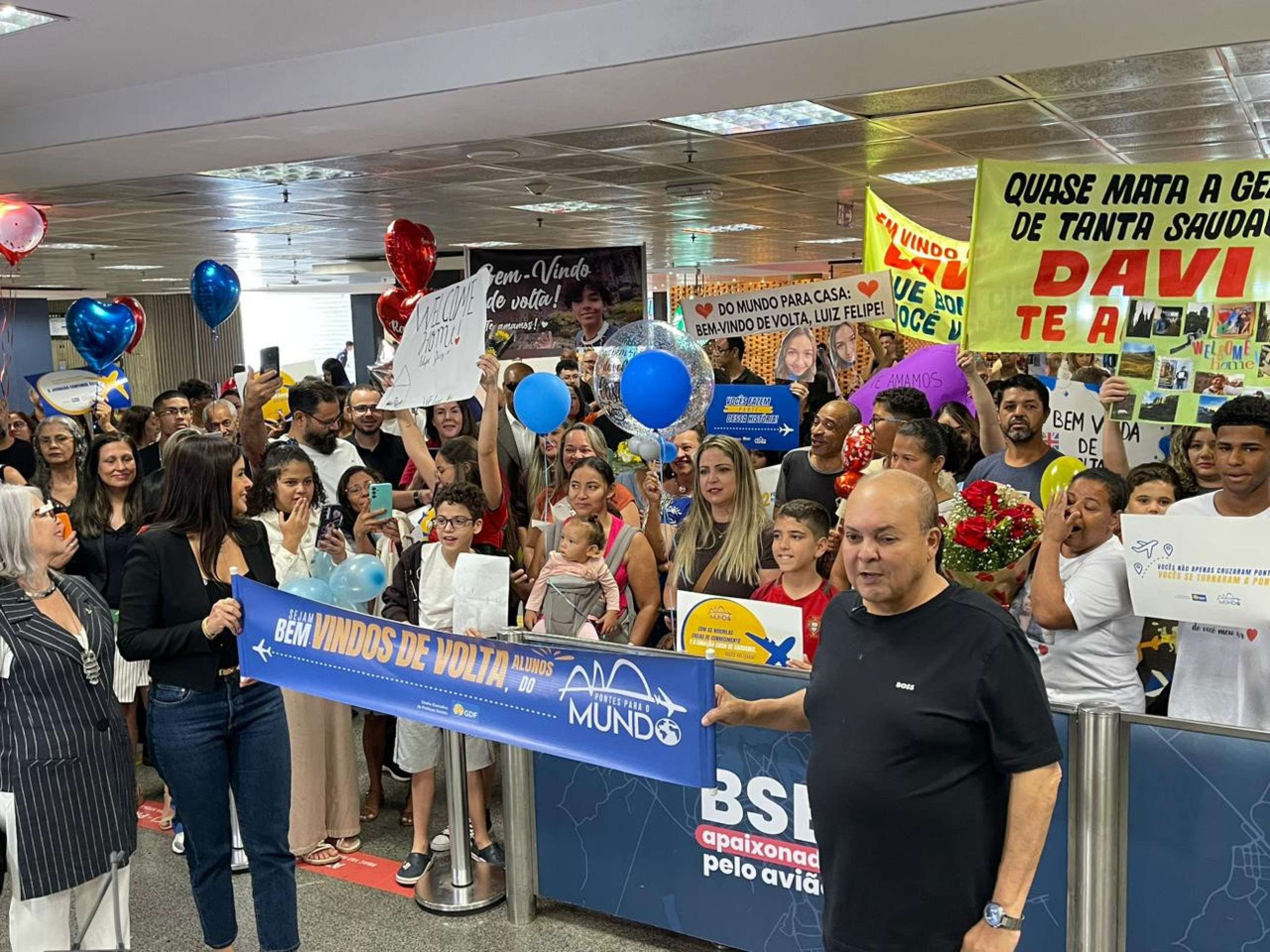 Governador do DF, Ibaneis Rocha, se emociona com o retorno dos estudantes
