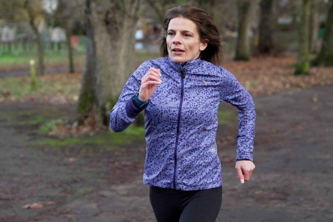 Ruth questiona se as estatísticas em seu relógio são realmente precisas -  (crédito: Kristian Johnson/BBC)