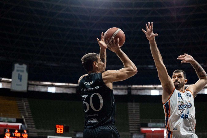 As mãos calibradas de Von Haydin garantiram a vitória por três pontos de diferença na manhã deste sábado no Ginásio Nilson Nelson pelo NBB -  (crédito: Matheus Maranhão/Caixa Brasília Basquete)