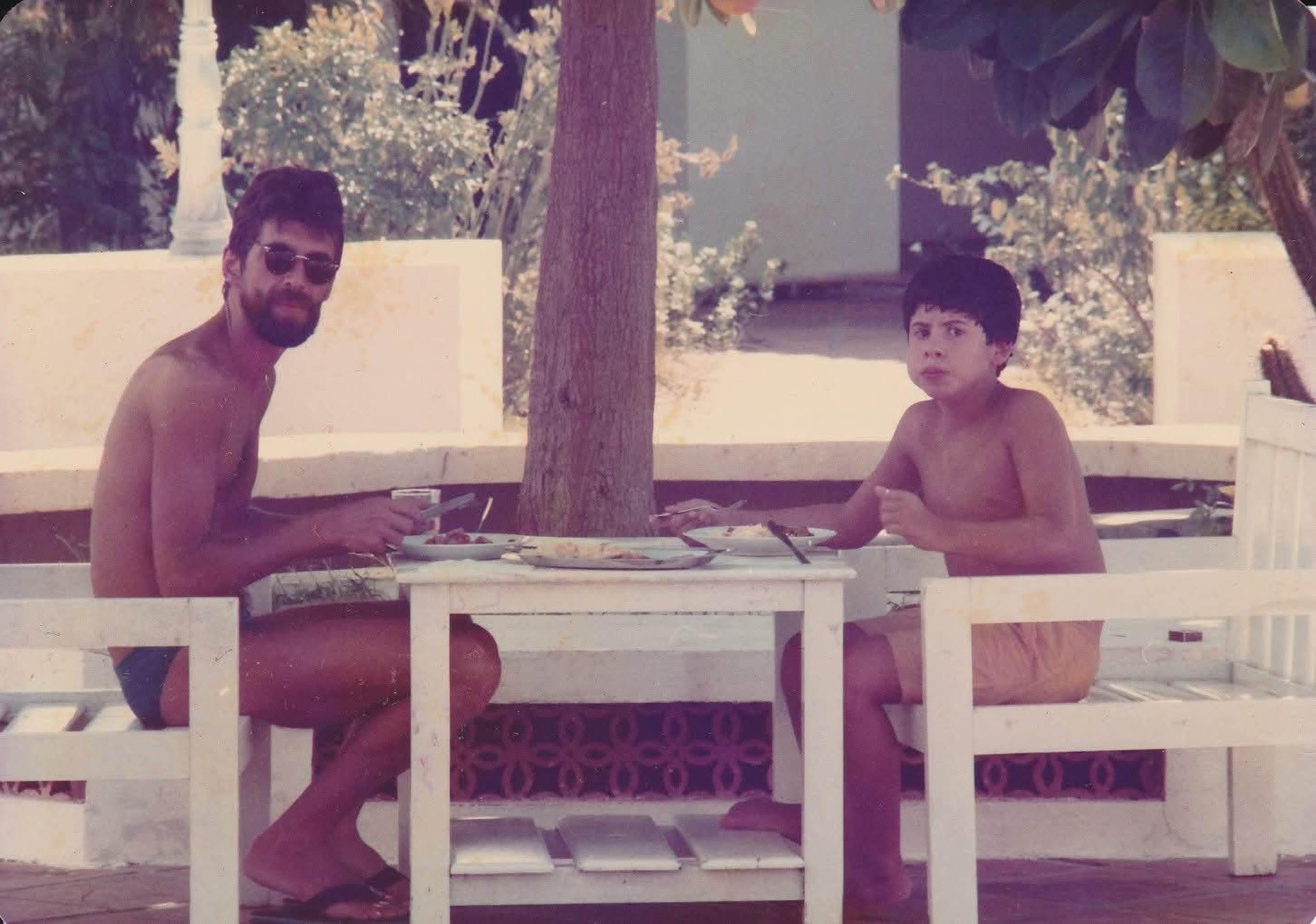 O homenageado com o filho Gabriel, ainda criança: amigo e maior fã Guilherme Dias e o filho Gabriel anos atrás