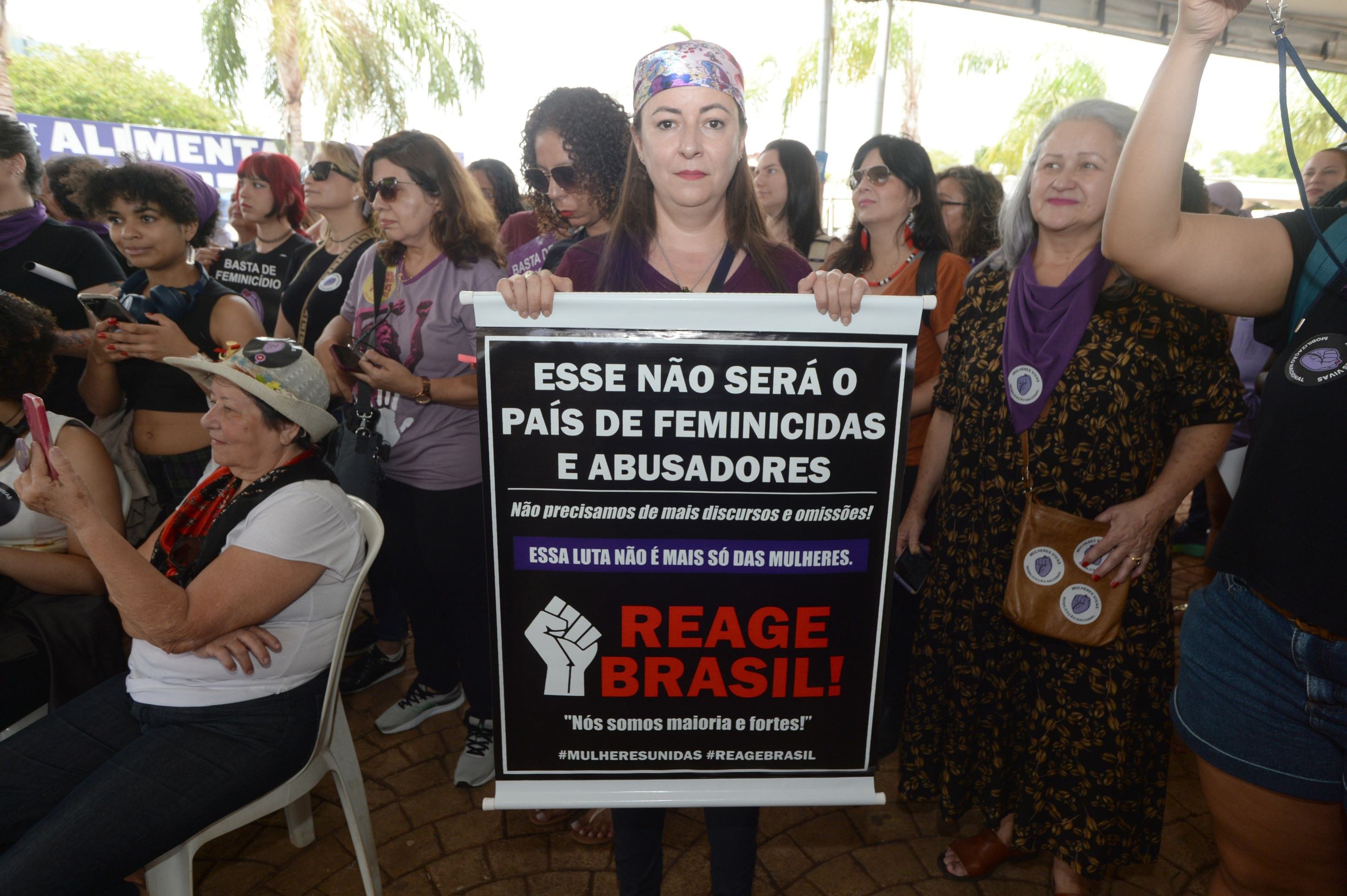 Ato reúne milhares no DF por fim da violência contra a mulher