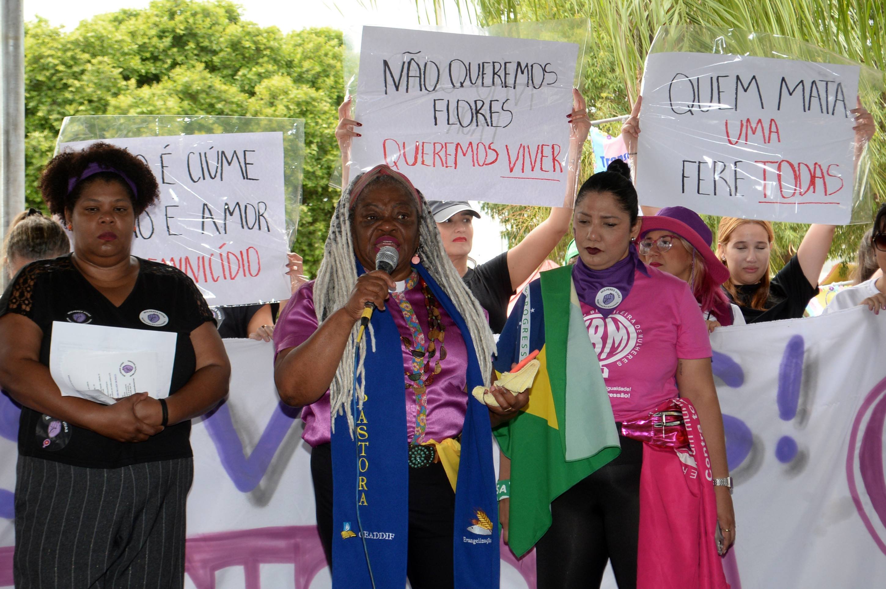  Cartazes e frases, como 