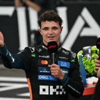 O piloto brit&acirc;nico da McLaren, Lando Norris, discursa enquanto comemora a conquista do t&iacute;tulo mundial de F&oacute;rmula 1 no final do Grande Pr&ecirc;mio de Abu Dhabi, no Circuito de Yas Marina, em Abu Dhabi, em 7 de dezembro de 2025.       