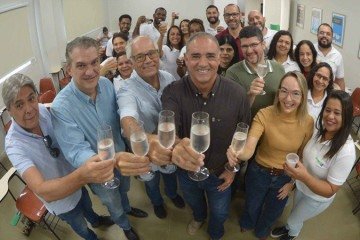 As confraternizações de fim de ano das empresas estão em alta neste período. Embora sirvam para celebrar os resultados de 12 meses de trabalho e para fortalecer o clima organizacional, as equipes — dos estagiários aos executivos — devem
evitar comportamentos inadequados. Afinal, o local da festa é a continuação da firma. Confira orientações para manter a postura correta e evitar problemas, inclusive demissão por justa causa.
- (crédito: Ed Alves/CB) As confraternizações de fim de ano das empresas estão em alta neste período. Embora sirvam para celebrar os resultados de 12 meses de trabalho e para fortalecer o clima organizacional, as equipes — dos estagiários aos executivos — devem
evitar comportamentos inadequados. Afinal, o local da festa é a continuação da firma. Confira orientações para manter a postura correta e evitar problemas, inclusive demissão por justa causa.
- (crédito: Ed Alves/CB)