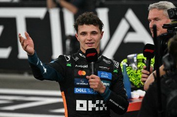 O piloto britânico da McLaren, Lando Norris, discursa enquanto comemora a conquista do título mundial de Fórmula 1 no final do Grande Prêmio de Abu Dhabi, no Circuito de Yas Marina, em Abu Dhabi, em 7 de dezembro de 2025. - (crédito: Andrej Isakovic / Agência France-Presse) O piloto britânico da McLaren, Lando Norris, discursa enquanto comemora a conquista do título mundial de Fórmula 1 no final do Grande Prêmio de Abu Dhabi, no Circuito de Yas Marina, em Abu Dhabi, em 7 de dezembro de 2025. - (crédito: Andrej Isakovic / Agência France-Presse)