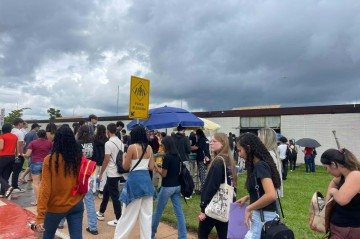 Alunos aguardam para a realização da primeira prova: expectativa -  (crédito: Lara Costa/ CB/ DA PRESS)