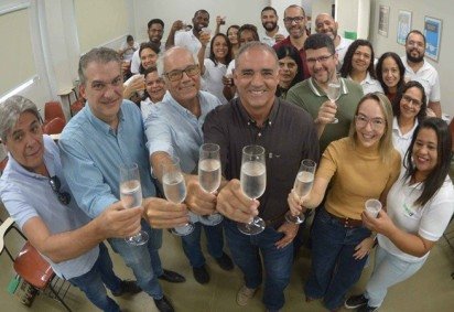 As confraternizações de fim de ano das empresas estão em alta neste período. Embora sirvam para celebrar os resultados de 12 meses de trabalho e para fortalecer o clima organizacional, as equipes — dos estagiários aos executivos — devem
evitar comportamentos inadequados. Afinal, o local da festa é a continuação da firma. Confira orientações para manter a postura correta e evitar problemas, inclusive demissão por justa causa.
 -  (crédito: Ed Alves/CB)
