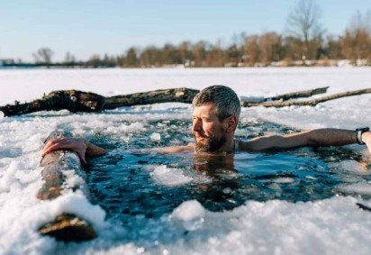 Os seres humanos adultos, no entanto, encontraram outras formas de se aquecer — ligando o aquecimento, se enrolando em cobertores grossos ou usando casacos mais quentes -  (crédito: Getty Images) -Os seres humanos adultos, no entanto, encontraram outras formas de se aquecer — ligando o aquecimento, se enrolando em cobertores grossos ou usando casacos mais quentes -  (crédito: Getty Images)