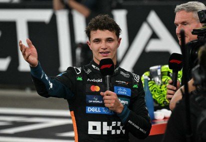 O piloto britânico da McLaren, Lando Norris, discursa enquanto comemora a conquista do título mundial de Fórmula 1 no final do Grande Prêmio de Abu Dhabi, no Circuito de Yas Marina, em Abu Dhabi, em 7 de dezembro de 2025.        -  (crédito:  Andrej Isakovic / Agência France-Presse) -O piloto britânico da McLaren, Lando Norris, discursa enquanto comemora a conquista do título mundial de Fórmula 1 no final do Grande Prêmio de Abu Dhabi, no Circuito de Yas Marina, em Abu Dhabi, em 7 de dezembro de 2025.        -  (crédito:  Andrej Isakovic / Agência France-Presse)