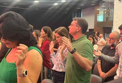 Senador Flávio Bolsonaro participa de culta na igreja Comunidade das Nações, em Brasília, neste domingo (7/12) -  (crédito: Danandra Rocha - CB/DA Press)