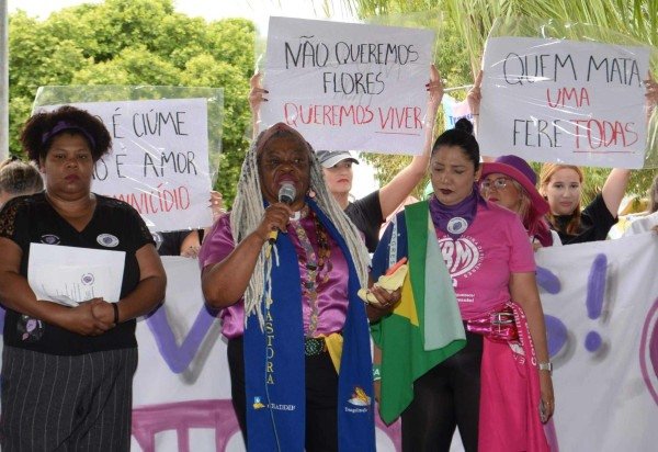 Movimento Mulheres Vivas reuniu grupos independentes na Feira da Torre de TV, neste domingo (7/12), em protesto ao feminicídio -  (crédito: Marcelo Ferreira/CB/D.A Press)