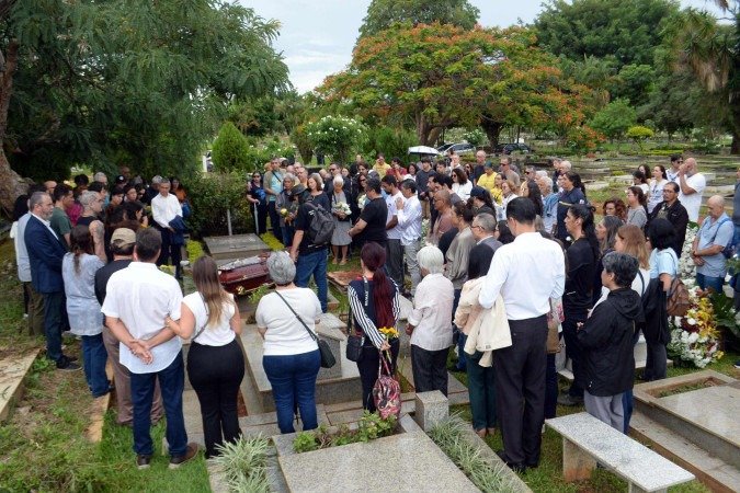 O sepultamento ocorreu ontem, às 16h, com a presença de familiares, amigos e admiradores do mestre que marcou gerações com seu compromisso com a saúde integral  -  (crédito:  Marcelo Ferreira/CB/D.A Press)