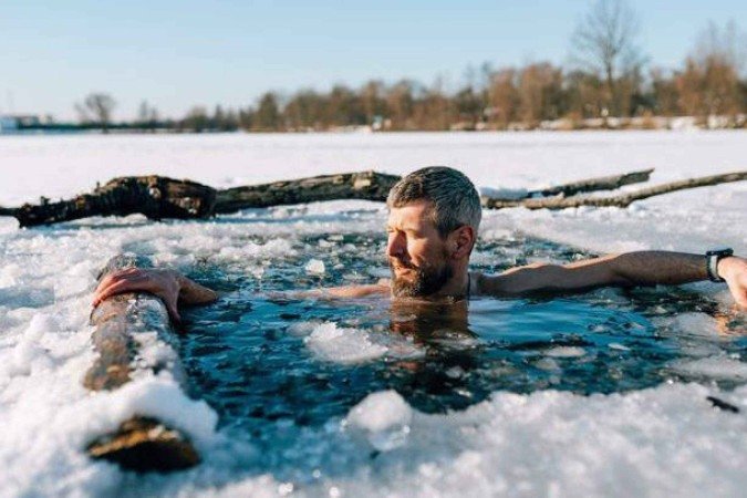 Os seres humanos adultos, no entanto, encontraram outras formas de se aquecer — ligando o aquecimento, se enrolando em cobertores grossos ou usando casacos mais quentes - (crédito: Getty Images) Os seres humanos adultos, no entanto, encontraram outras formas de se aquecer — ligando o aquecimento, se enrolando em cobertores grossos ou usando casacos mais quentes - (crédito: Getty Images)
