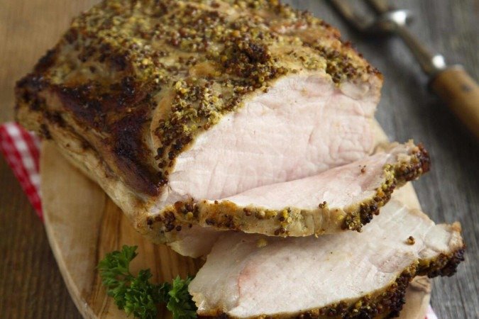 Lombo assado com crosta crocante de ervas e castanha-de-caju (Imagem: MariaKovaleva | Shutterstock)  -  (crédito: EdiCase)