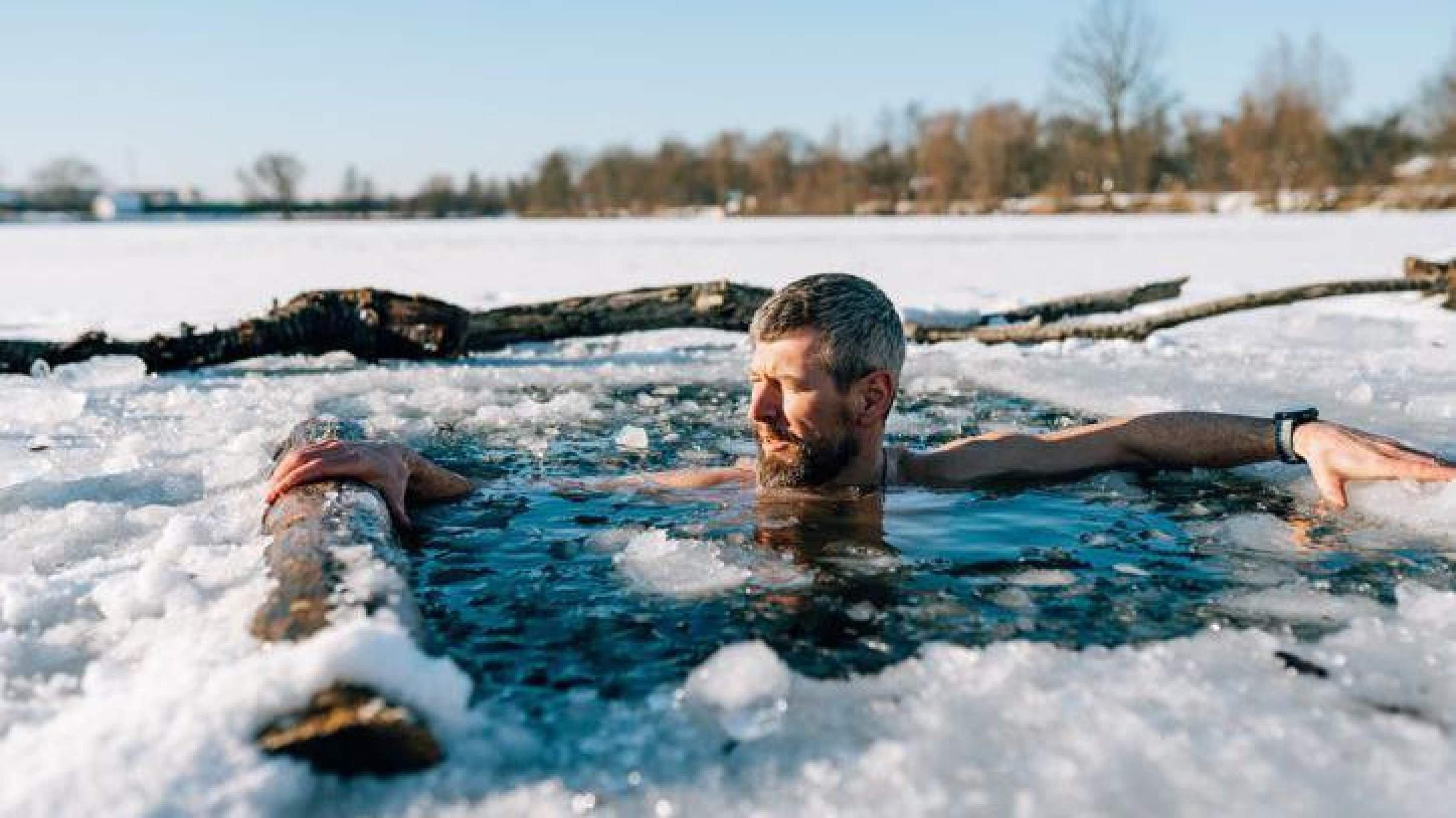 Os seres humanos adultos, no entanto, encontraram outras formas de se aquecer — ligando o aquecimento, se enrolando em cobertores grossos ou usando casacos mais quentes - (crédito: Getty Images) Os seres humanos adultos, no entanto, encontraram outras formas de se aquecer — ligando o aquecimento, se enrolando em cobertores grossos ou usando casacos mais quentes - (crédito: Getty Images)