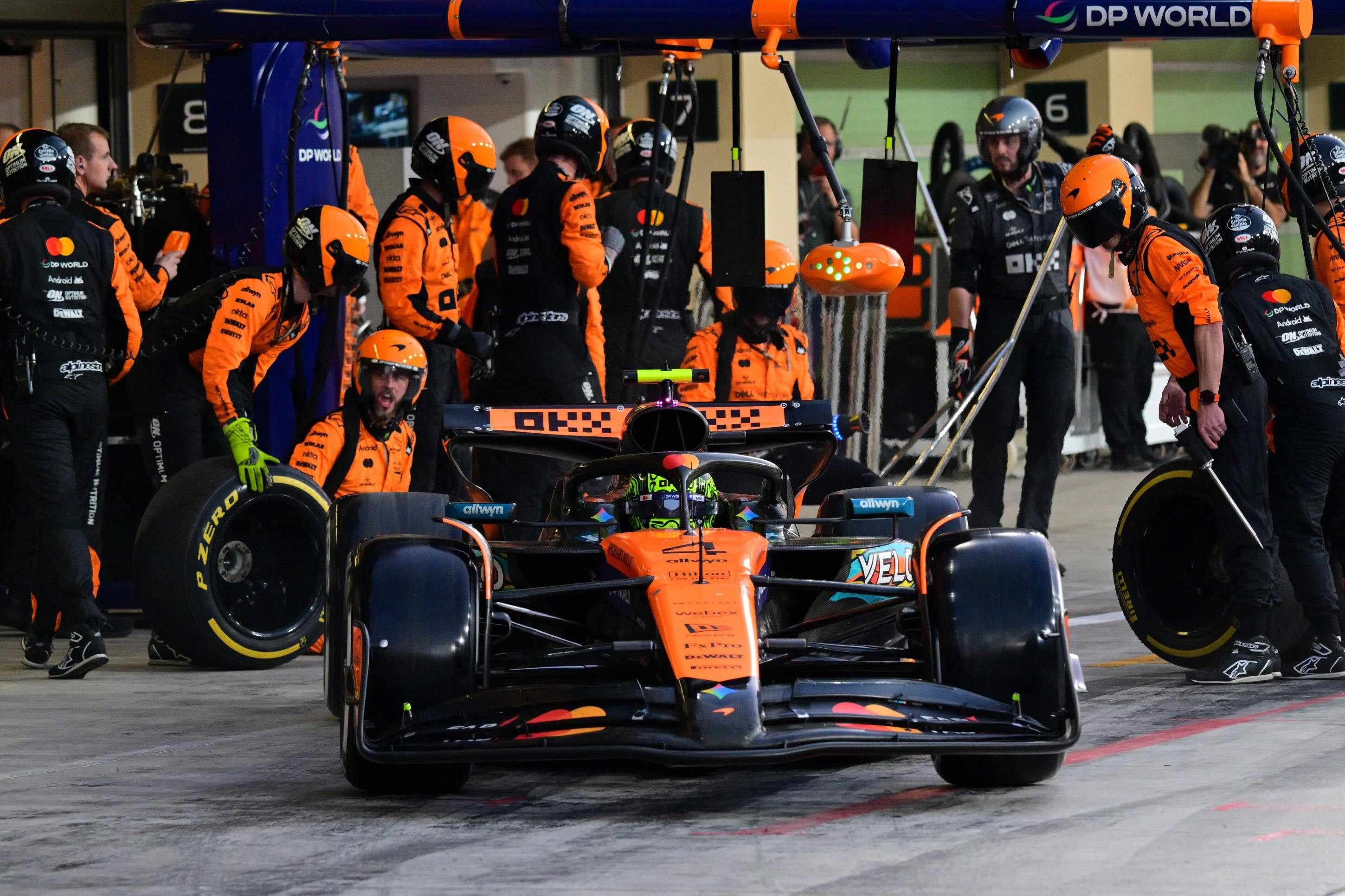  O piloto brit&acirc;nico da McLaren, Lando Norris, sai dos boxes durante o Grande Pr&ecirc;mio de F&oacute;rmula 1 de Abu Dhabi, no Circuito de Yas Marina, em Abu Dhabi, em 7 de dezembro de 2025 