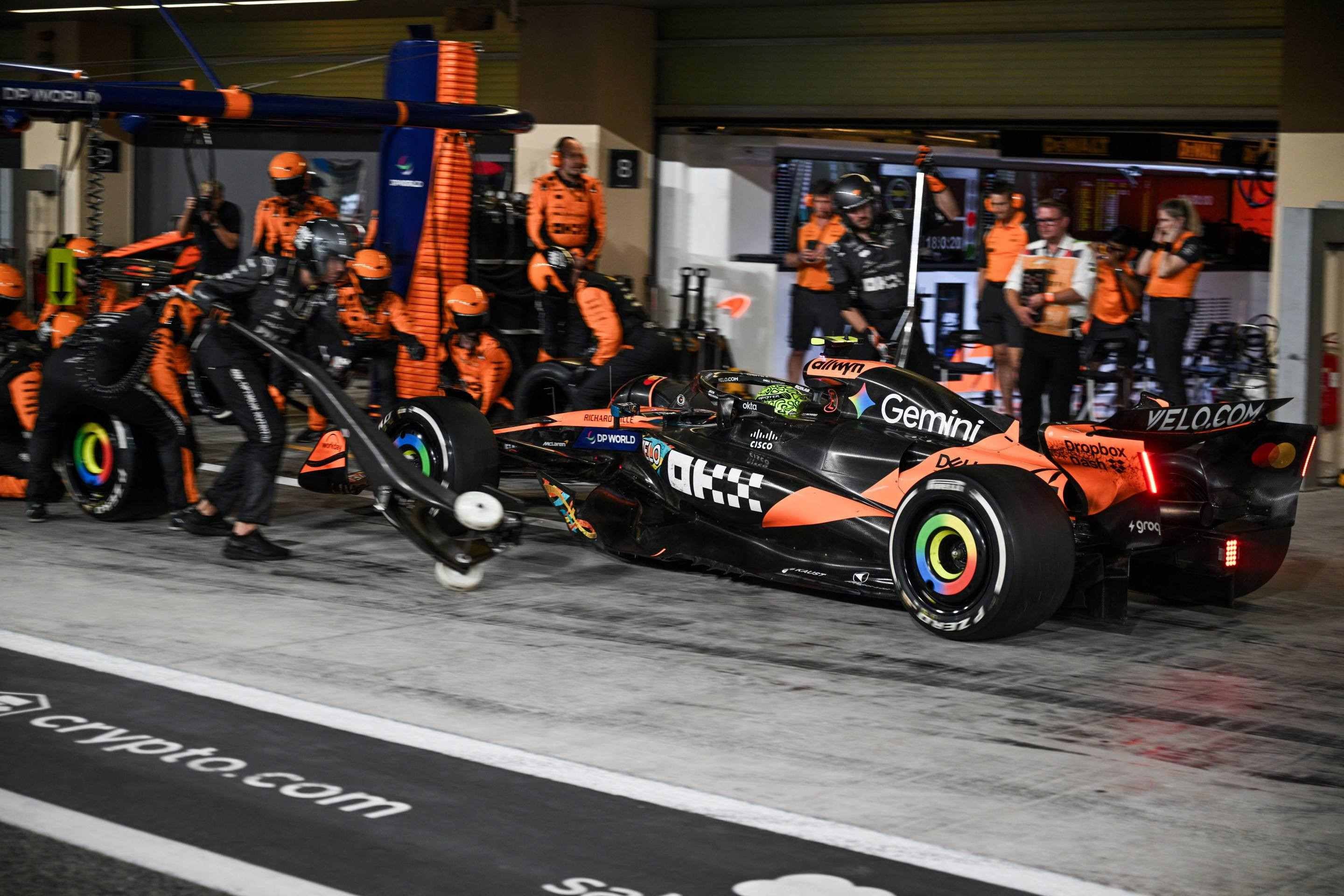  O piloto brit&acirc;nico da McLaren, Lando Norris, faz uma parada nos boxes durante o Grande Pr&ecirc;mio de F&oacute;rmula 1 de Abu Dhabi, no Circuito de Yas Marina, em Abu Dhabi, em 7 de dezembro de 2025