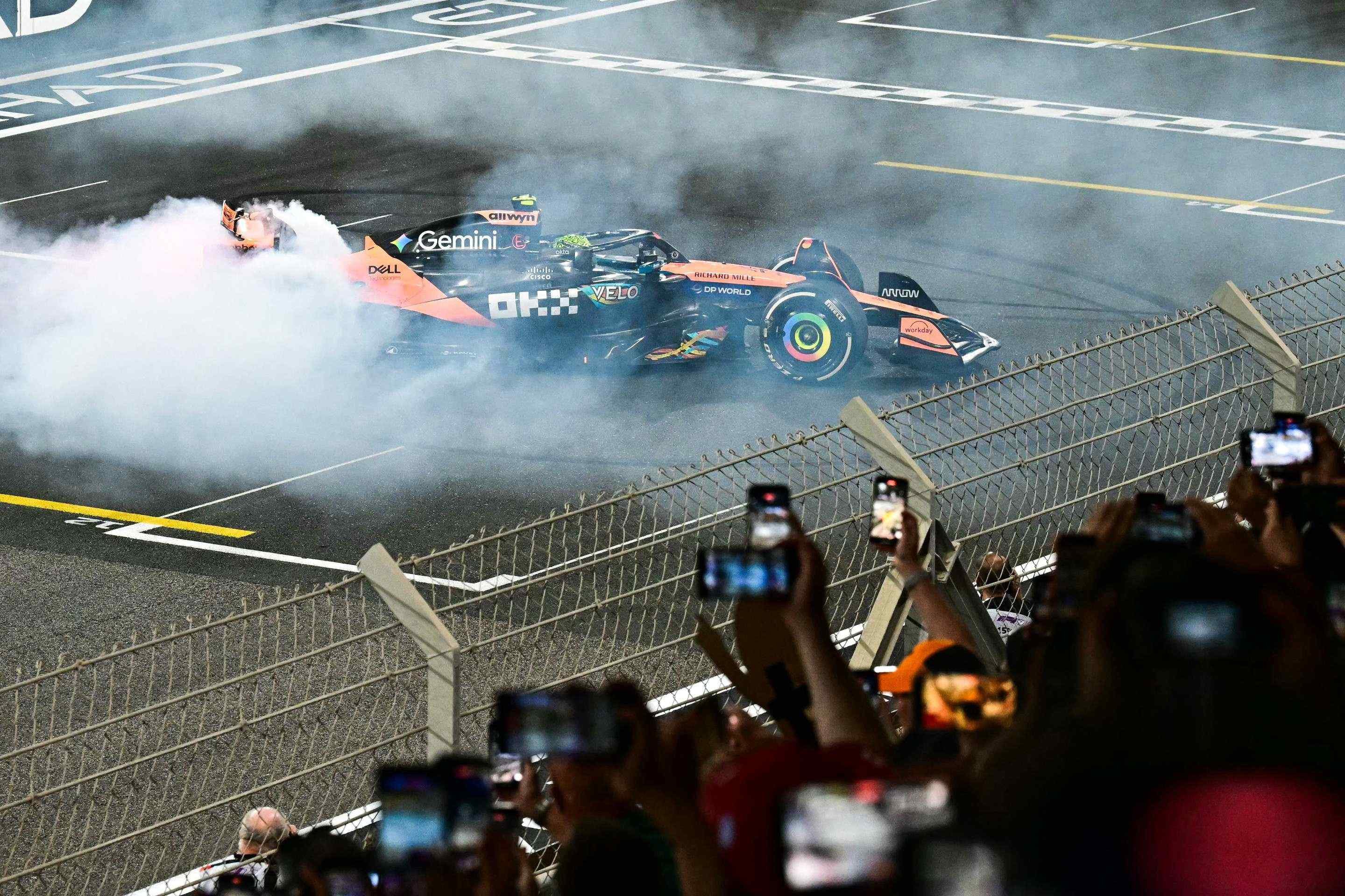 O piloto brit&acirc;nico da McLaren, Lando Norris, faz uma manobra em c&iacute;rculos enquanto comemora a conquista do t&iacute;tulo mundial de F&oacute;rmula 1 no final do Grande Pr&ecirc;mio de Abu Dhabi, no Circuito de Yas Marina, em Abu Dhabi, em 7 de dezembro de 2025.  