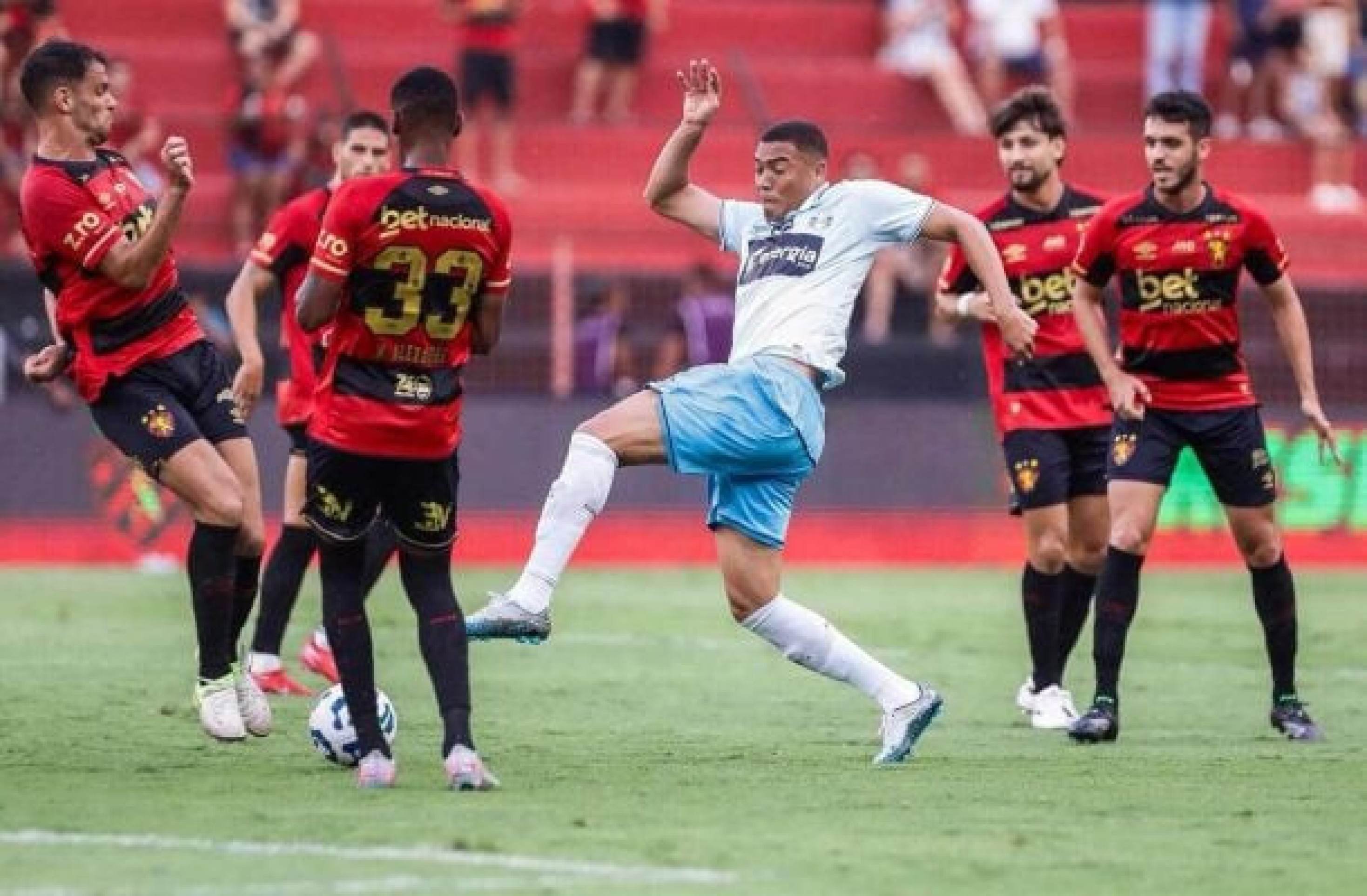 Carlos Vinícius durante disputa contra quatro jogadores do Leão pernambucano - (crédito: Foto: Rafael Vieira / Grêmio) Carlos Vinícius durante disputa contra quatro jogadores do Leão pernambucano - (crédito: Foto: Rafael Vieira / Grêmio)