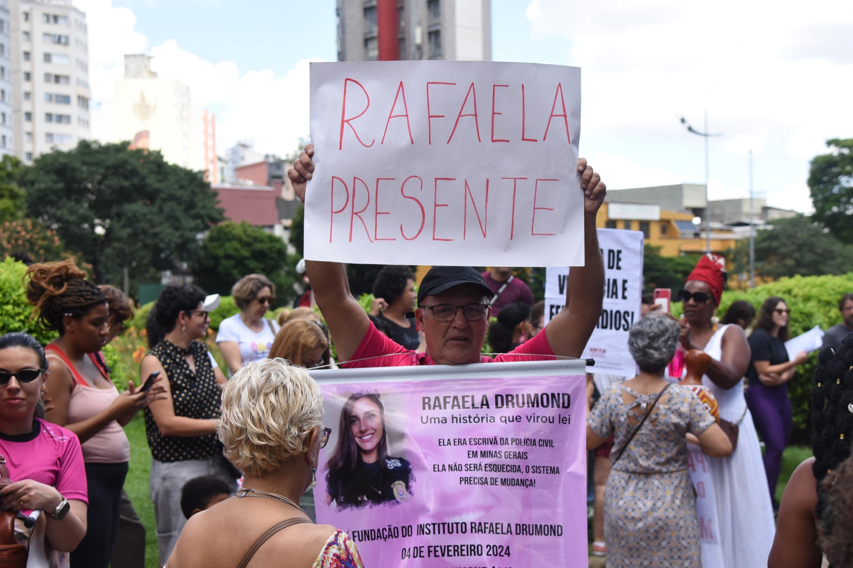  07/12/2025.Credito: Gladyston Rodrigues/EM/D.A Press. Brasil. MG.  Ato Nacional Mulheres Vivas, mobilizacao que toma cidades de todo o pa?s diante da escalada brutal da violencia de genero e contra o feminicido, no Brasil. O protesto comecou na Praca da Raul Soares e seguiu em caminhada pela Avenida Amazonas, ate a Praca da Estacao. Na foto, o pai da escriva Rafaela Drumond, Aldair Drumond.       
