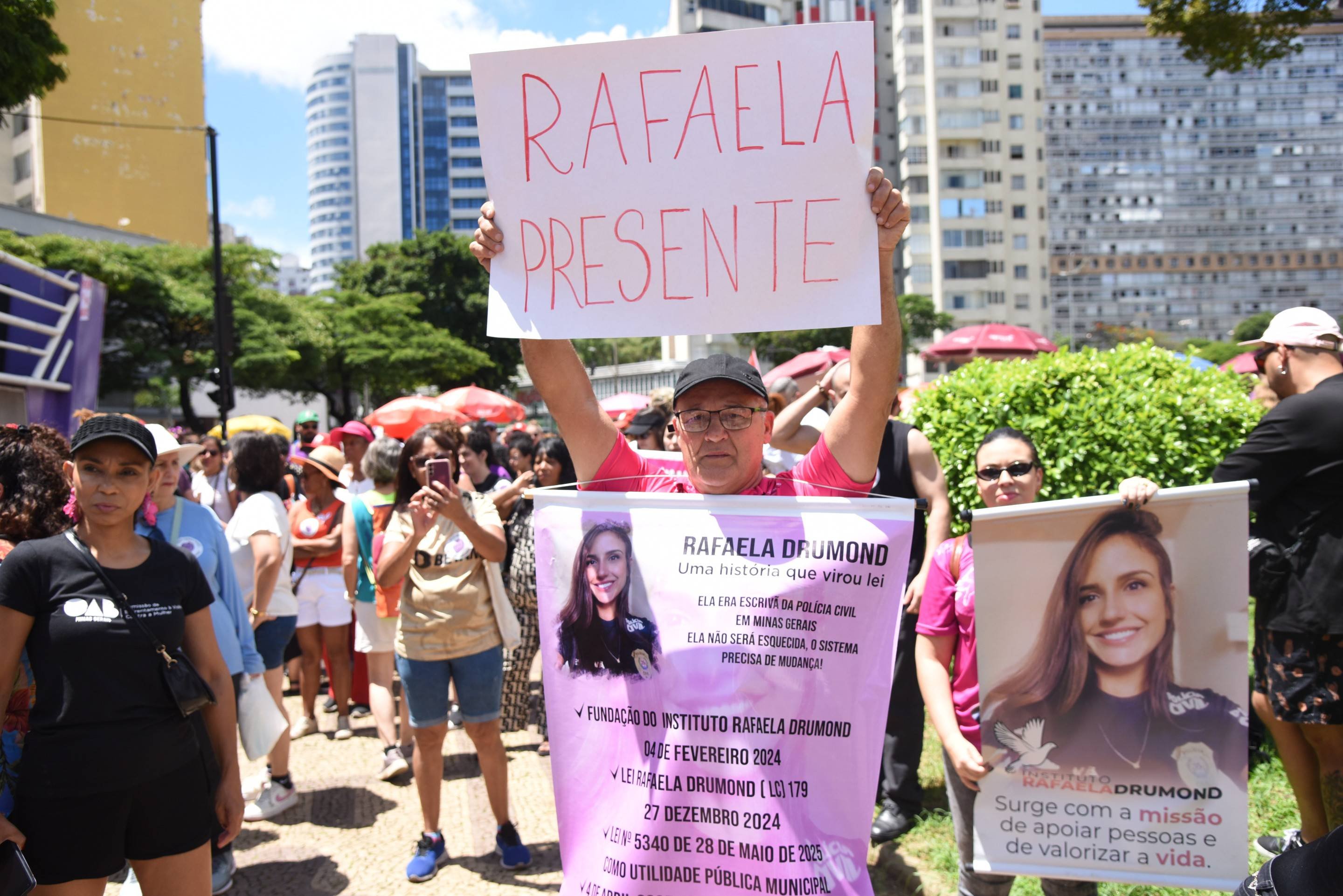  07/12/2025.Credito: Gladyston Rodrigues/EM/D.A Press. Brasil. MG.  Ato Nacional Mulheres Vivas, mobilizacao que toma cidades de todo o pa?s diante da escalada brutal da violencia de genero e contra o feminicido, no Brasil. O protesto comecou na Praca da Raul Soares e seguiu em caminhada pela Avenida Amazonas, ate a Praca da Estacao. Na foto, o pai da escriva Rafaela Drumond, Aldair Drumond.       