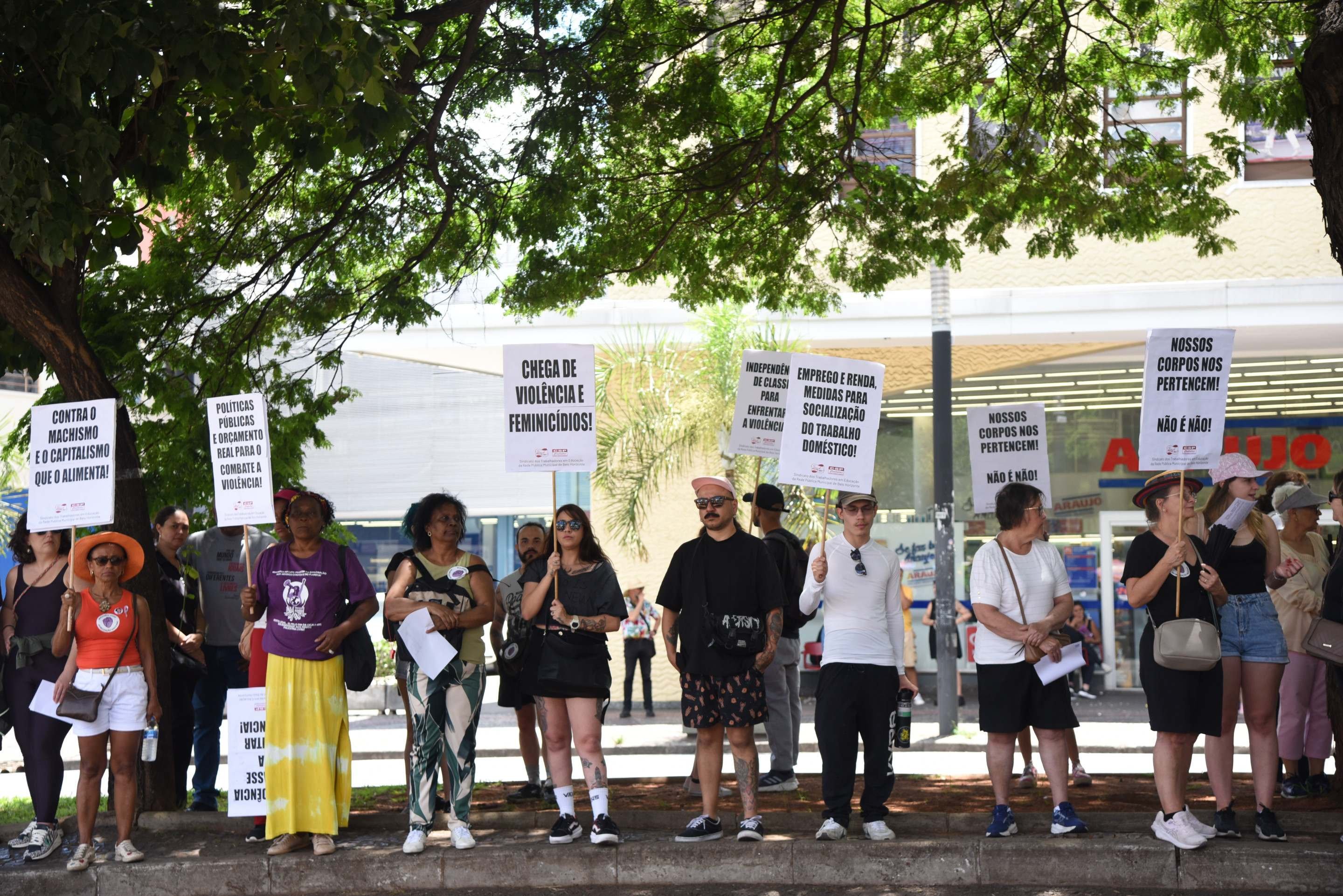  07/12/2025.Credito: Gladyston Rodrigues/EM/D.A Press. Brasil. MG.  Ato Nacional Mulheres Vivas, mobilizacao que toma cidades de todo o pa?s diante da escalada brutal da violencia de genero e contra o feminicido, no Brasil. O protesto comecou na Praca da Raul Soares e seguiu em caminhada pela Avenida Amazonas, ate a Praca da Estacao.       